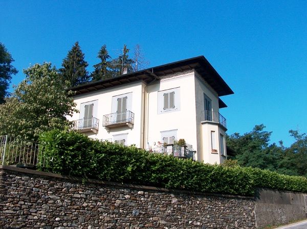 Appartamento in villa d'epoca posto al secondo ed ultimo  piano, vicinanze campo da Golf  in Stresa collinare località Vezzo