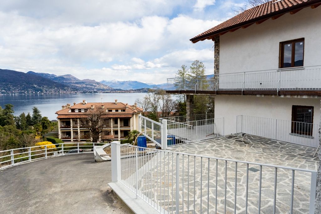 Baveno Villa vista lago 370 mq, 3 camere con piscina e garage e giardino