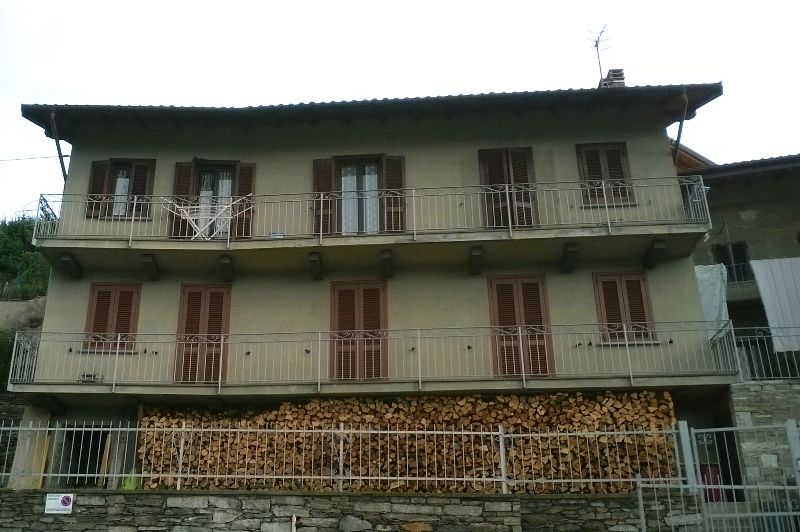 Casa indipendente posta su due livelli con giardino e panoramica vista lago a Fondotoce