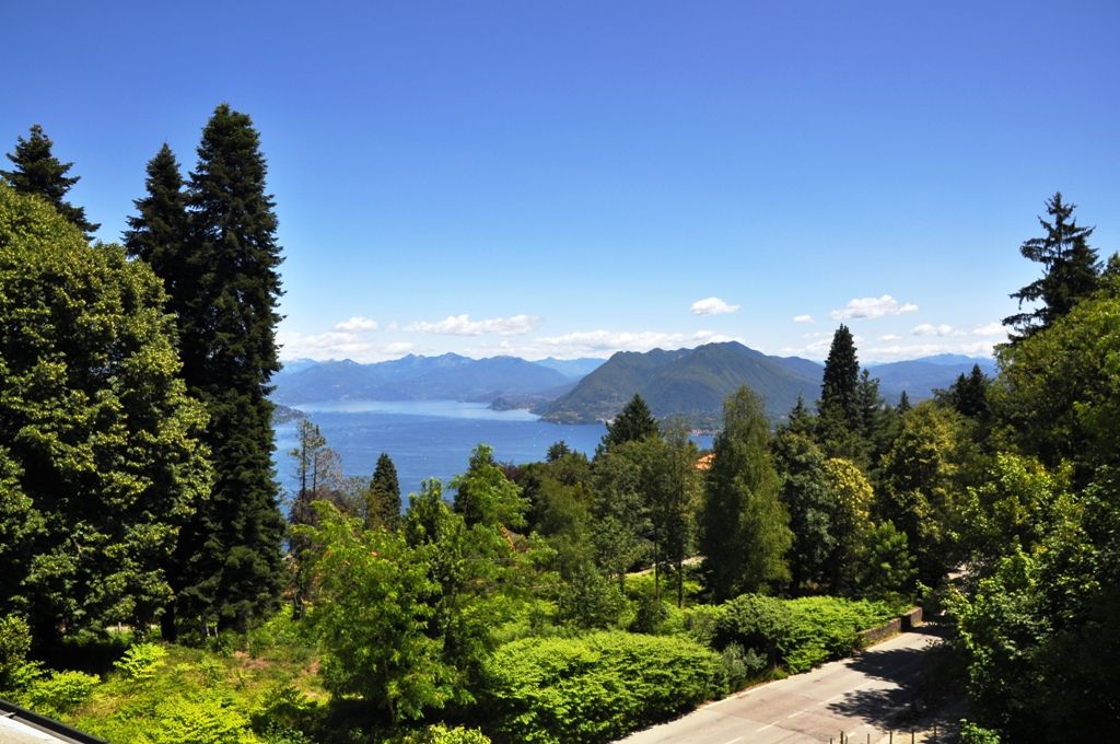 Appartamento in villa d'epoca posto al secondo ed ultimo  piano, vicinanze campo da Golf  in Stresa collinare località Vezzo