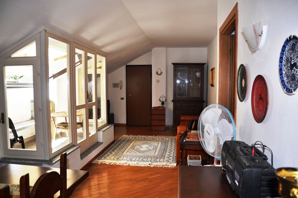 Appartamento in villa d'epoca posto al secondo ed ultimo  piano, vicinanze campo da Golf  in Stresa collinare località Vezzo