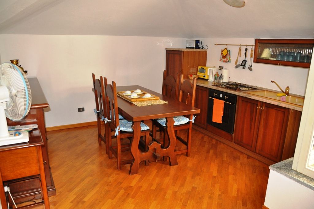 Appartamento in villa d'epoca posto al secondo ed ultimo  piano, vicinanze campo da Golf  in Stresa collinare località Vezzo