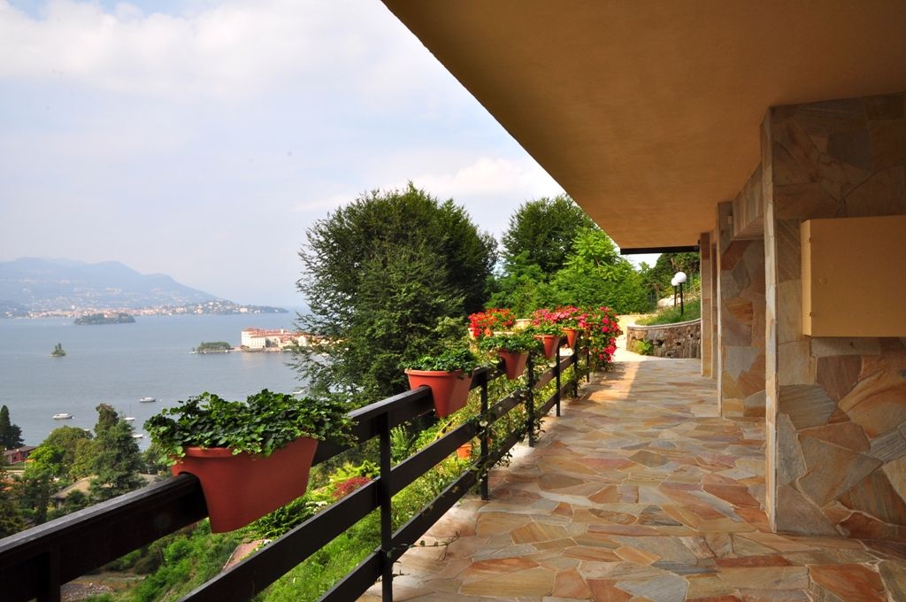 Villa in lussuoso contesto fronte Isole Borromee in Stresa