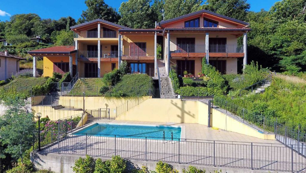 Appartamento bilocale affacciato sul Golfo Borromeo inserito  in piccolo residence con piscina prime alture di Stresa