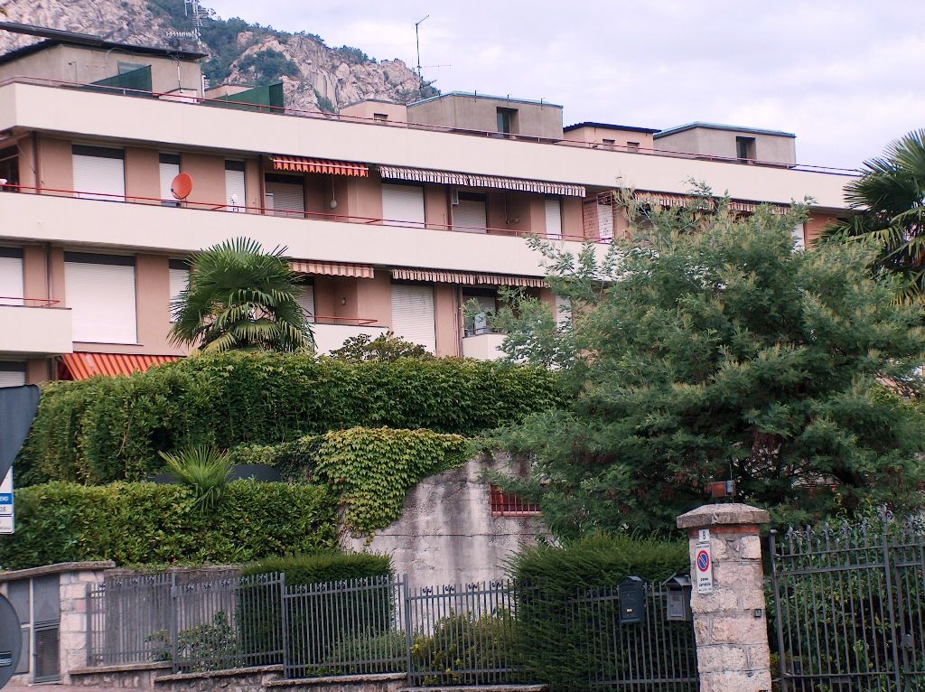 Lago Maggiore. Baveno. Appartamento luminosissimo,  libero su tre lati a due passi al lago,  con ampio terrazzo panoramico e balcone vista lago