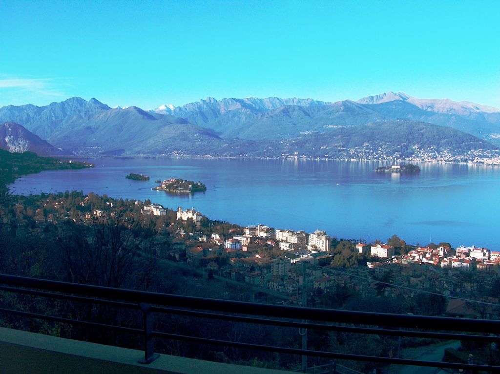 Stresa appartamento affacciato sul Golfo Borromeo, in residenza di  nuova costruzione con due posti auto coperti