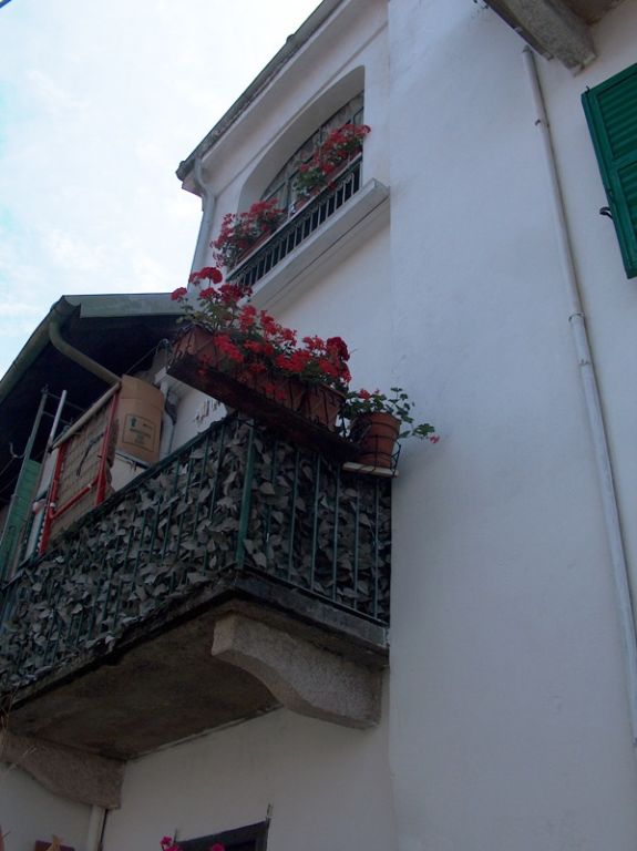 Casa storica posizionata sulle prime alture di Stresa con ottima vista lago