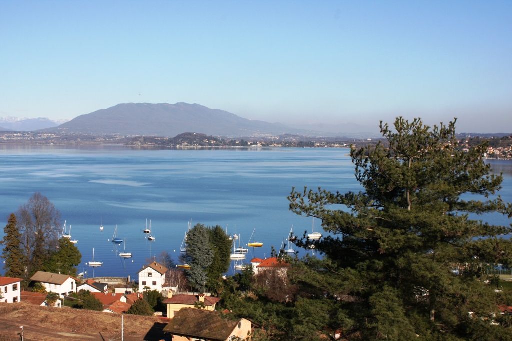 Villa Indipendente con vista mozzafiato sul lago, giardino e garage in Meina