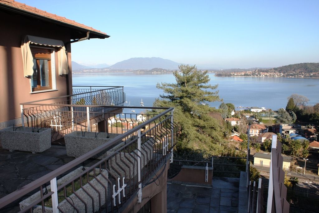 Villa Indipendente con vista mozzafiato sul lago, giardino e garage in Meina