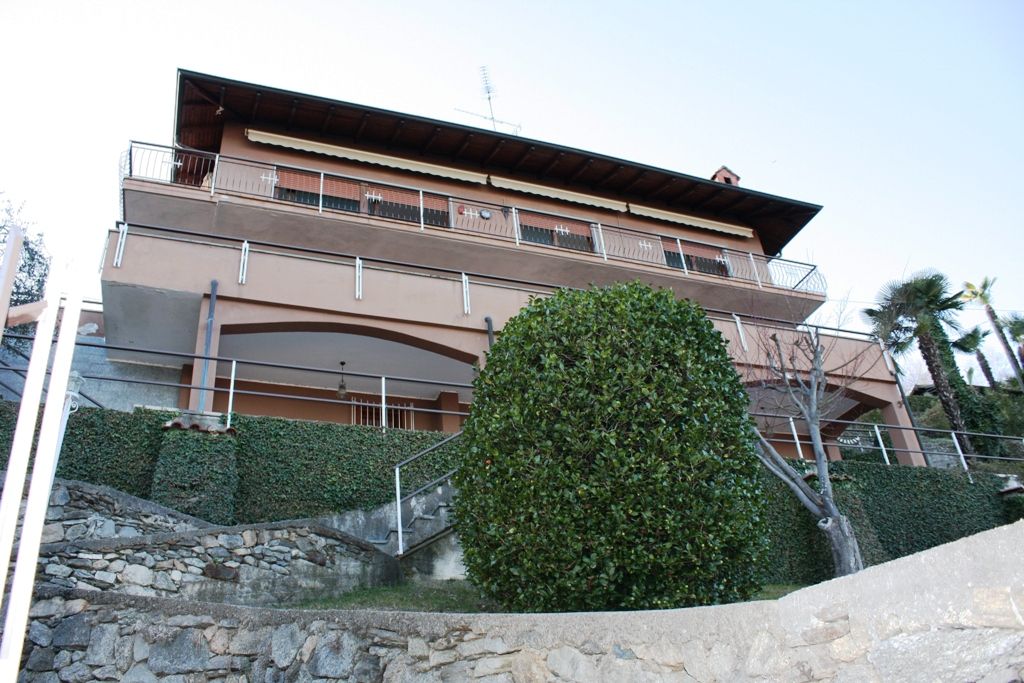 Villa Indipendente con vista mozzafiato sul lago, giardino e garage in Meina