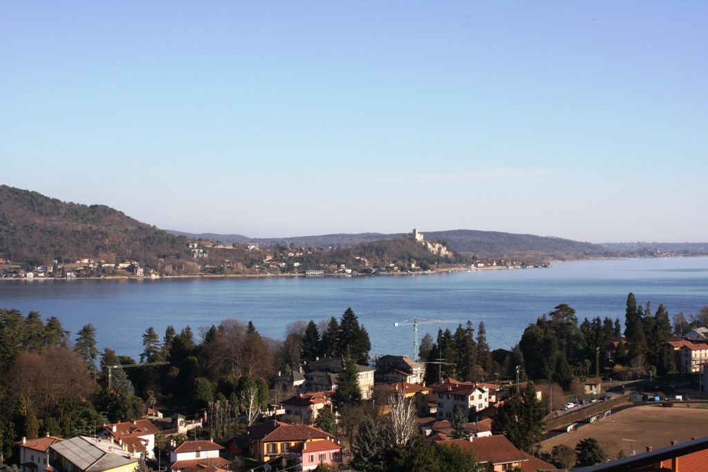 Villa Indipendente con vista mozzafiato sul lago, giardino e garage in Meina