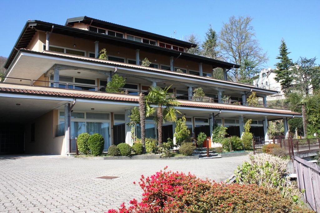 Appartamento bilocale in piccolo residence con piscina spettacolare vista lago con le sue Isole a Baveno