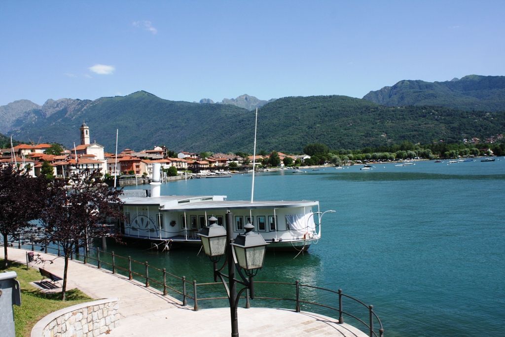 Villino libero su tre lati affacciato sul laghetto dei sogni a Baveno