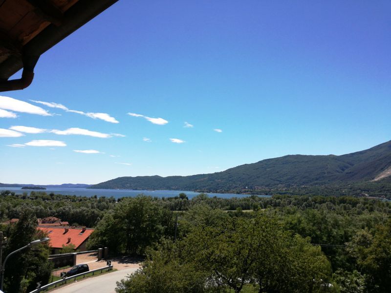 Casa indipendente posta su due livelli con giardino e panoramica vista lago a Fondotoce