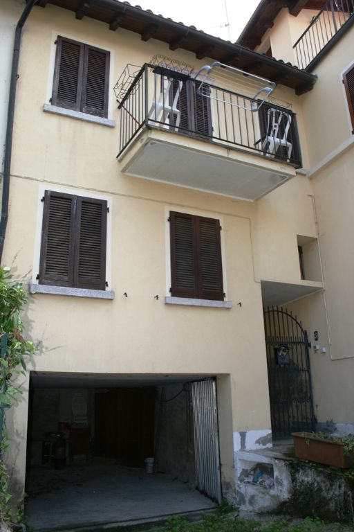 Appartamento posto su due livelli con ingresso indipendente e garage in Baveno Fraz. Romanico