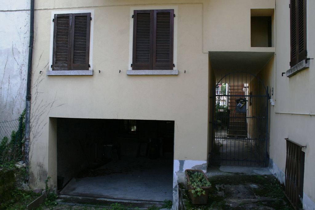 Appartamento posto su due livelli con ingresso indipendente e garage in Baveno Fraz. Romanico