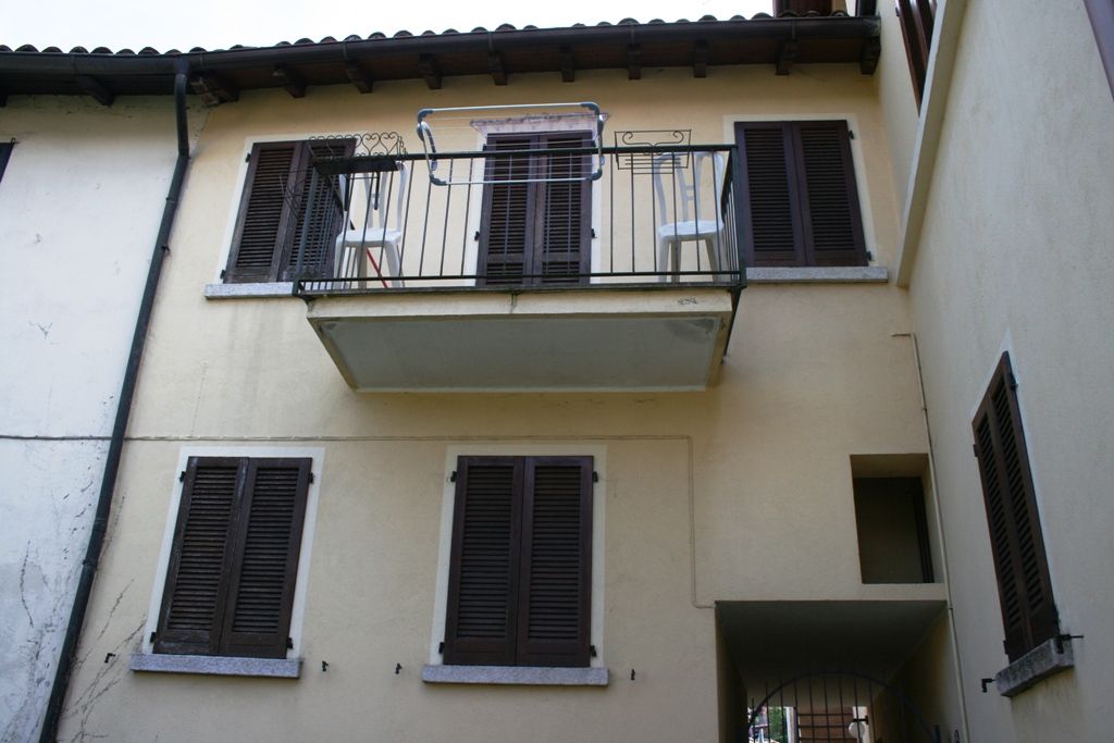 Appartamento posto su due livelli con ingresso indipendente e garage in Baveno Fraz. Romanico