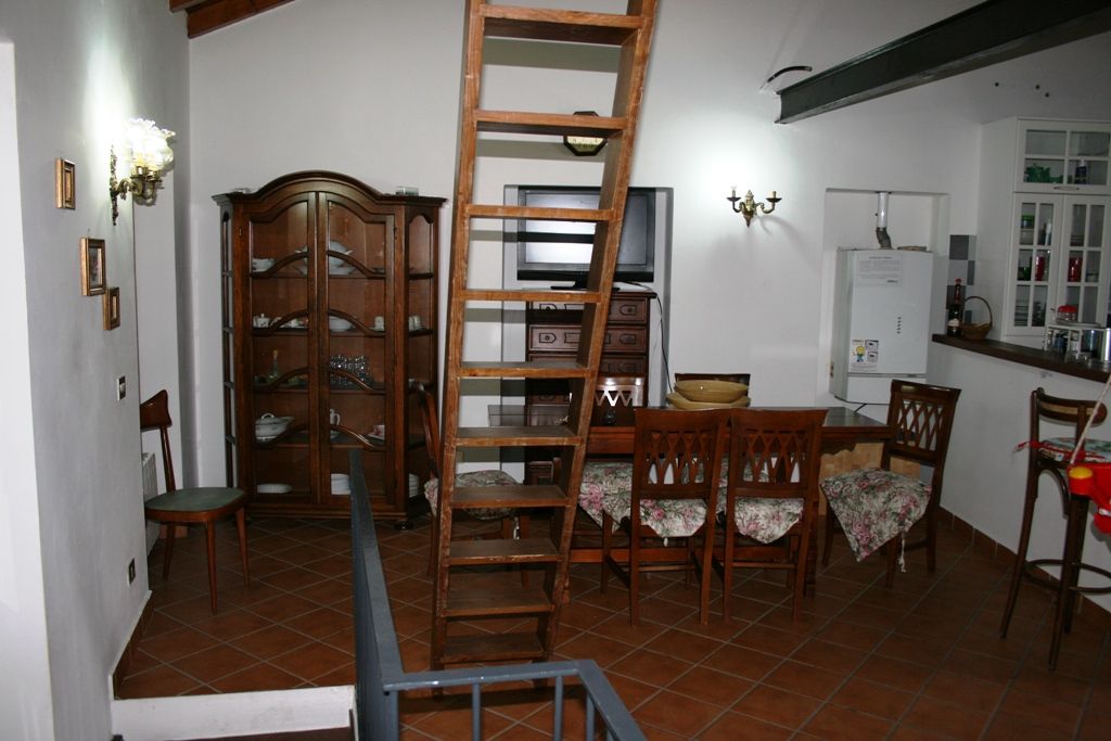Appartamento posto su due livelli con ingresso indipendente e garage in Baveno Fraz. Romanico