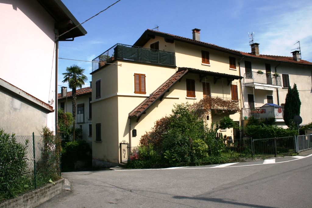 Appartamento posto su due livelli con ingresso indipendente e garage in Baveno Fraz. Romanico