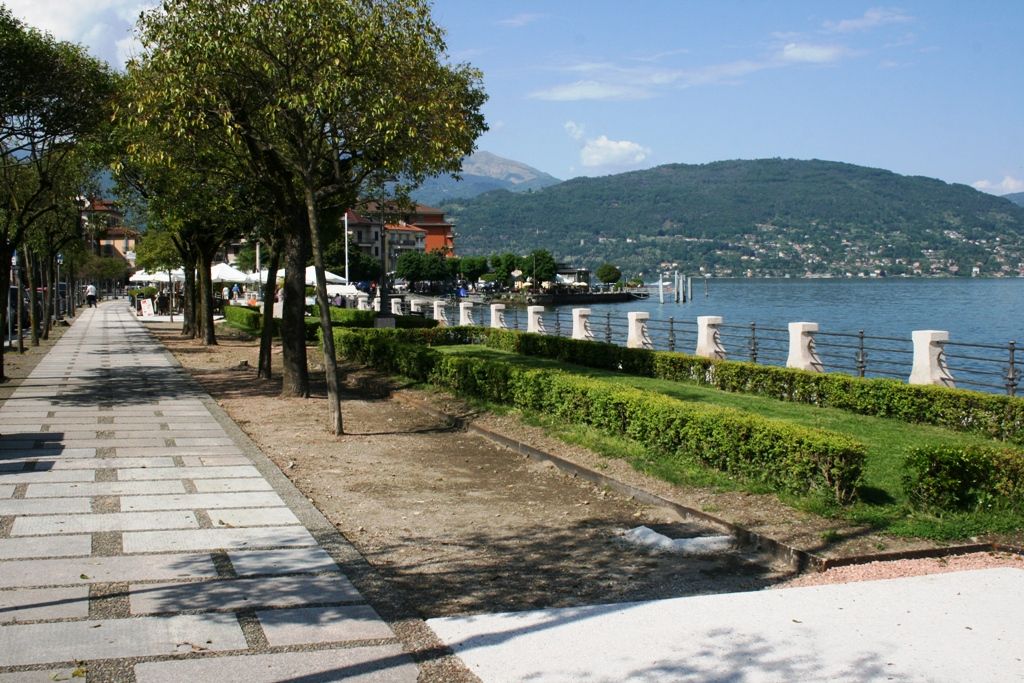 Appartamento posto su due livelli con ingresso indipendente e garage in Baveno Fraz. Romanico