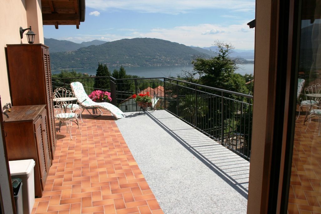 Baveno appartamento vista lago con garage e giardino AA2297