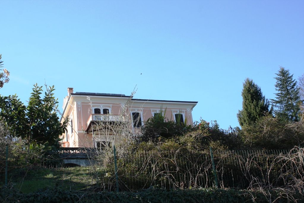 Stresa, villa d'epoca risalente alla fine ‘800 in zona soleggiata  con stupenda  vista lago ed Isole , posta su più livelli , immersa in parco secolare