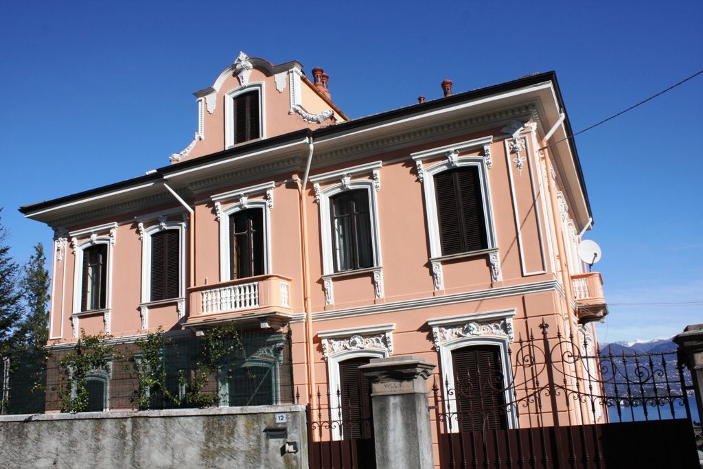 Stresa, villa d'epoca risalente alla fine ‘800 in zona soleggiata  con stupenda  vista lago ed Isole , posta su più livelli , immersa in parco secolare