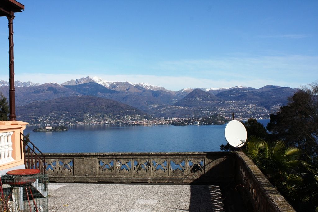 Stresa, villa d'epoca risalente alla fine ‘800 in zona soleggiata  con stupenda  vista lago ed Isole , posta su più livelli , immersa in parco secolare