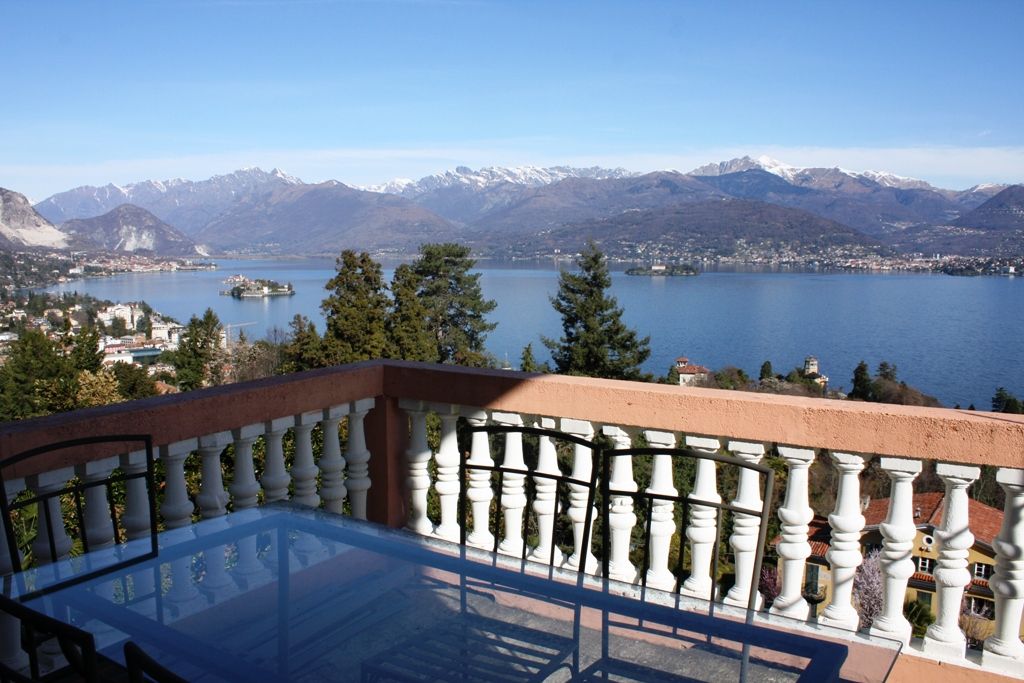 Stresa, villa d'epoca risalente alla fine ‘800 in zona soleggiata  con stupenda  vista lago ed Isole , posta su più livelli , immersa in parco secolare