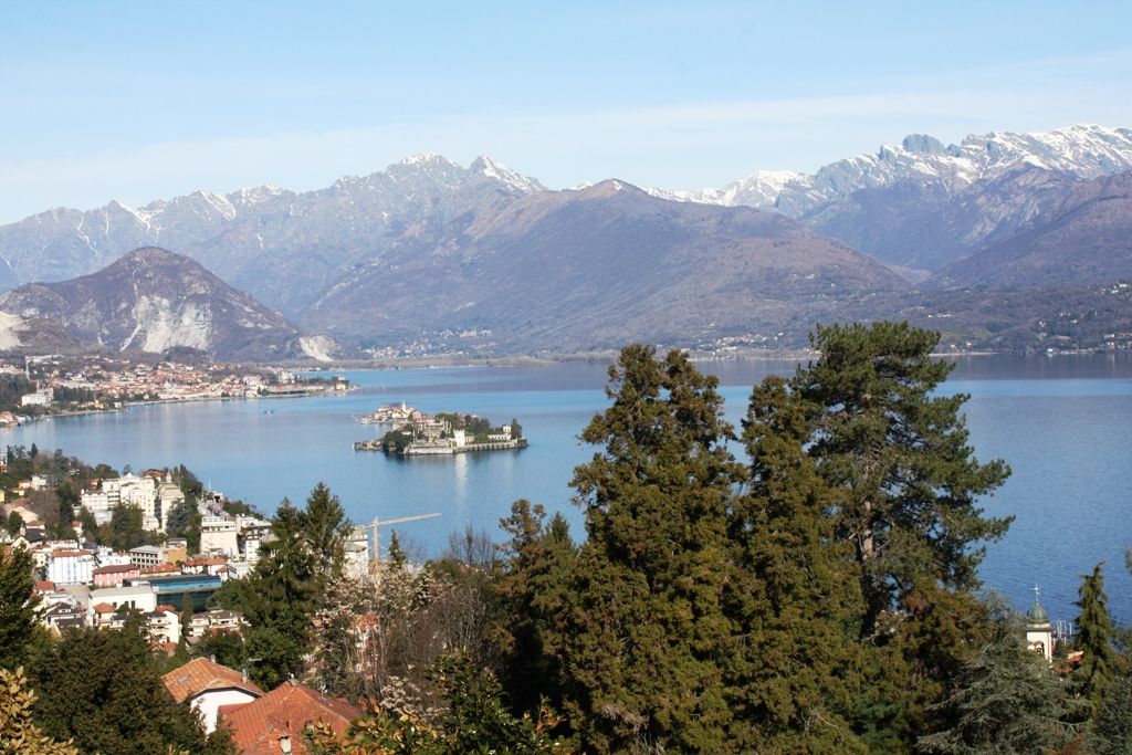 Stresa, villa d'epoca risalente alla fine ‘800 in zona soleggiata  con stupenda  vista lago ed Isole , posta su più livelli , immersa in parco secolare