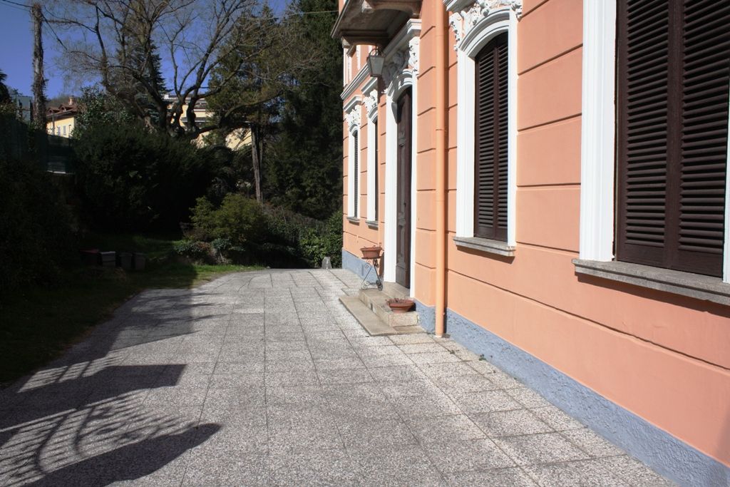 Stresa, villa d'epoca risalente alla fine ‘800 in zona soleggiata  con stupenda  vista lago ed Isole , posta su più livelli , immersa in parco secolare