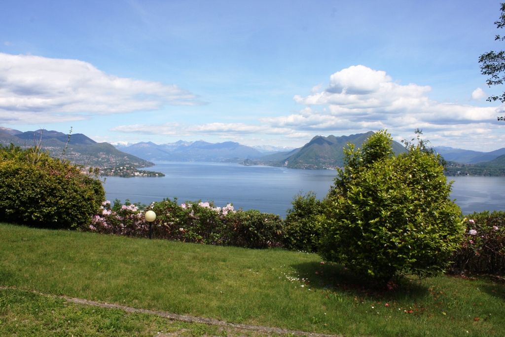 Villa signorile  immersa nel verde con fantastica vista lago ed Isole Borromee sulle prime alture di Stresa la perla del Lago Maggiore