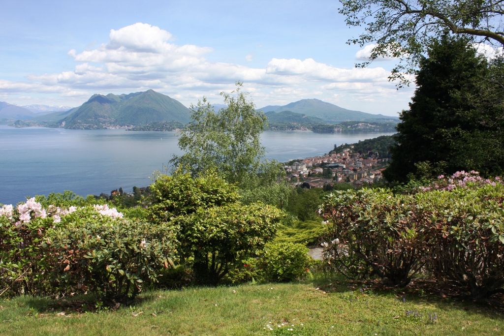 Villa signorile  immersa nel verde con fantastica vista lago ed Isole Borromee sulle prime alture di Stresa la perla del Lago Maggiore