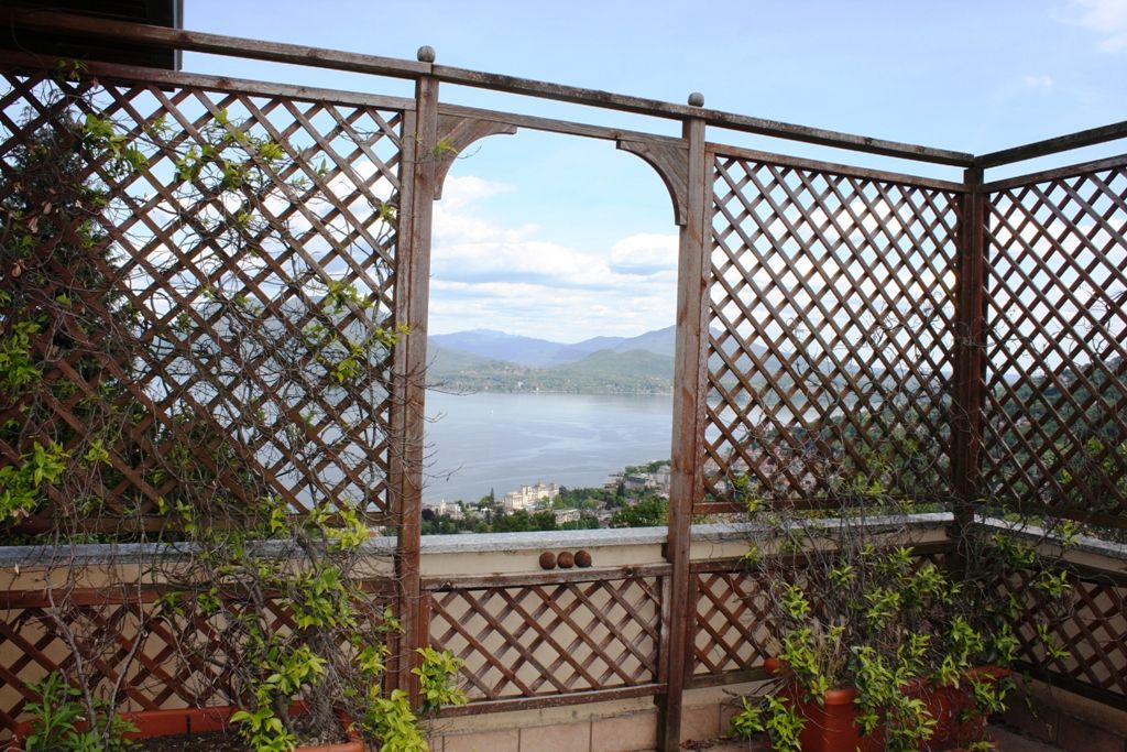 Villa signorile  immersa nel verde con fantastica vista lago ed Isole Borromee sulle prime alture di Stresa la perla del Lago Maggiore