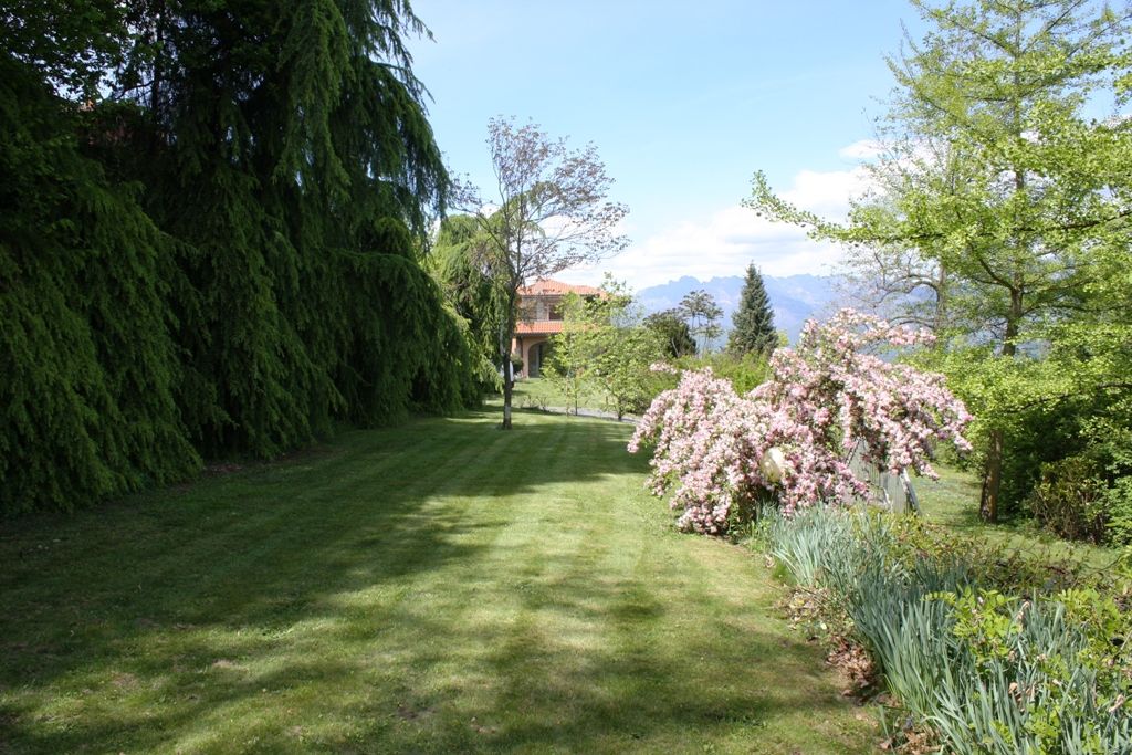 Villa signorile  immersa nel verde con fantastica vista lago ed Isole Borromee sulle prime alture di Stresa la perla del Lago Maggiore