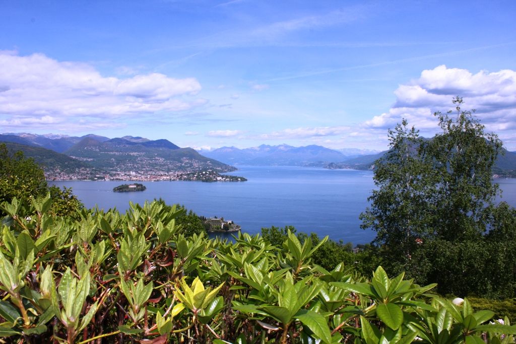 Villa signorile  immersa nel verde con fantastica vista lago ed Isole Borromee sulle prime alture di Stresa la perla del Lago Maggiore