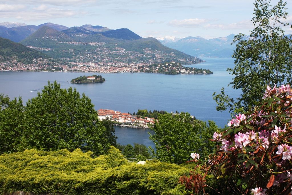 Villa signorile  immersa nel verde con fantastica vista lago ed Isole Borromee sulle prime alture di Stresa la perla del Lago Maggiore