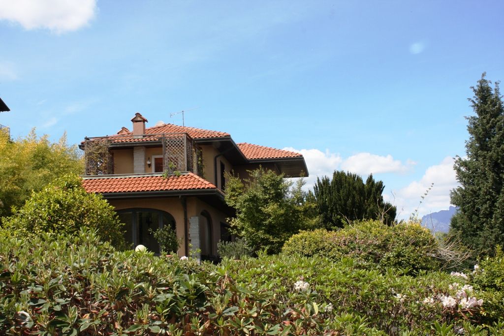 Villa signorile  immersa nel verde con fantastica vista lago ed Isole Borromee sulle prime alture di Stresa la perla del Lago Maggiore