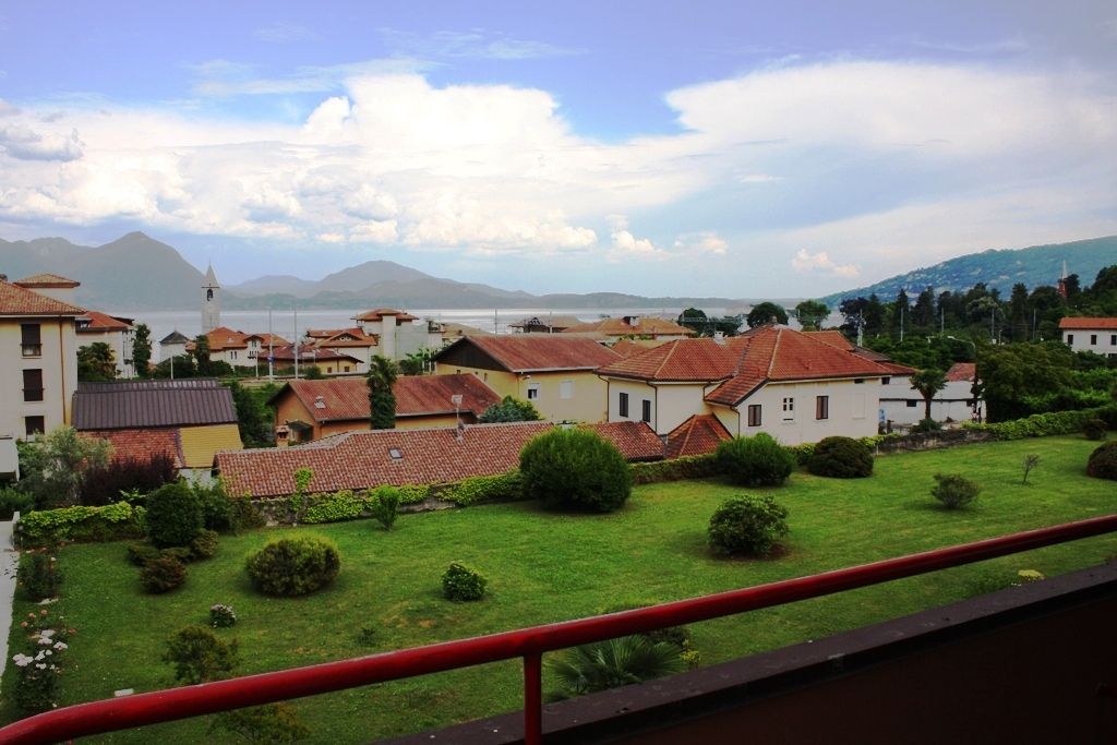 Lago Maggiore. Baveno. Appartamento luminosissimo,  libero su tre lati a due passi al lago,  con ampio terrazzo panoramico e balcone vista lago