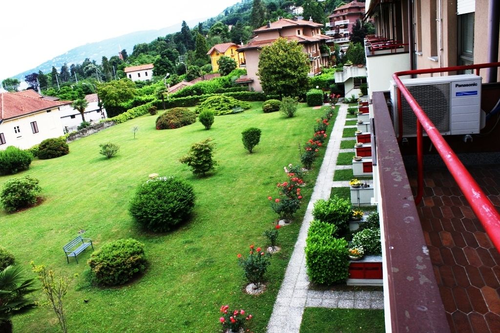 Lago Maggiore. Baveno. Appartamento luminosissimo,  libero su tre lati a due passi al lago,  con ampio terrazzo panoramico e balcone vista lago