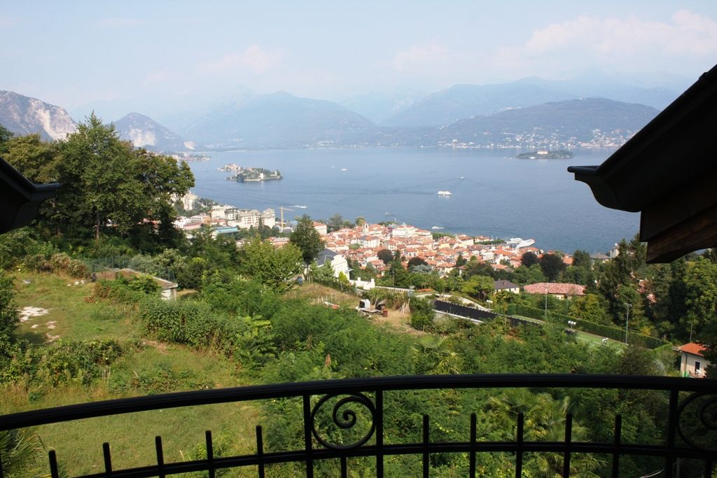 Stresa appartamento mansardato in villa d'epoca vista lago di nuova ristrutturazione