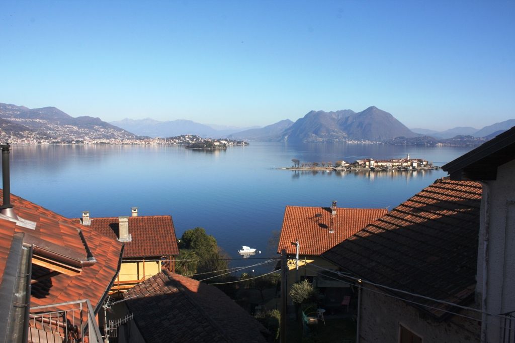 Compendio immobiliare costituito da Antica casa con dependance, entrambe completamente ristrutturate, mantenendo le caratteristiche dell’epoca a 5 minuti a piedi dal lago , dalle spiagge e dalla promenade di Baveno