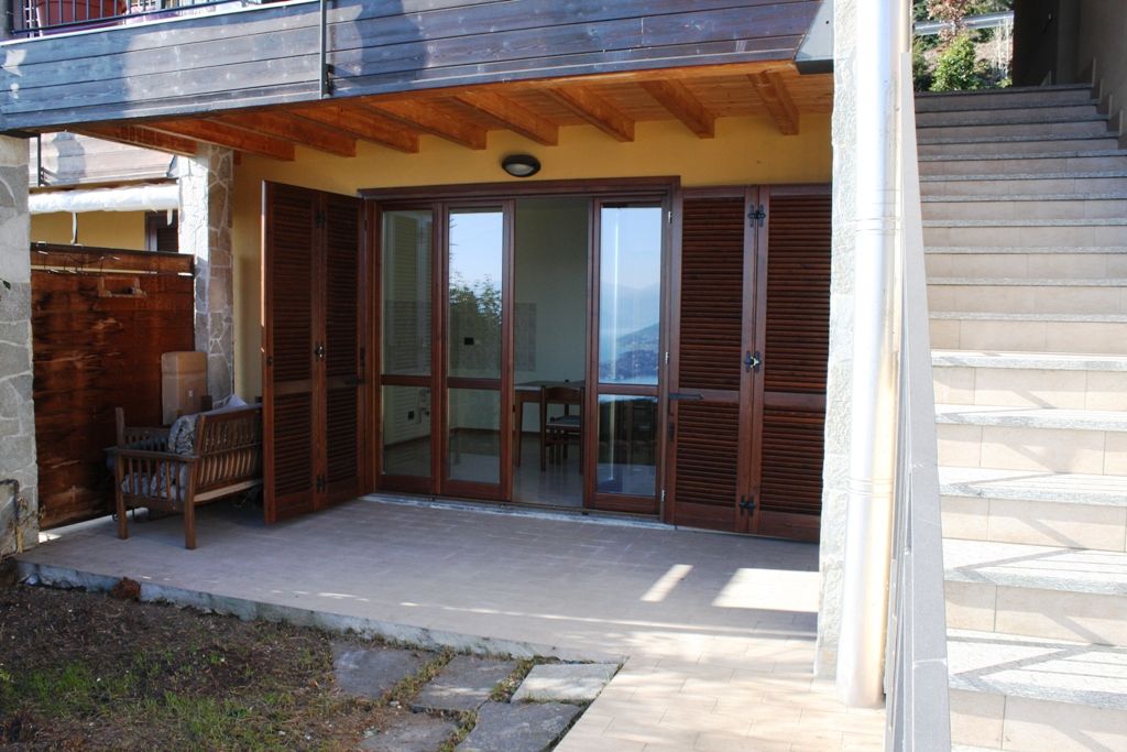 Appartamento trilocale affacciato sul Golfo Borromeo inserito  in piccolo residence con piscina.alture Stresa