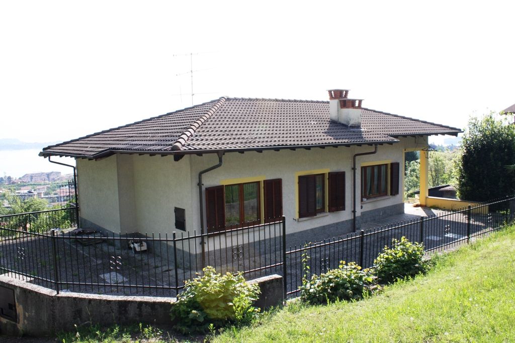 Villa indipendente immersa nel verde con terreno circostante, in zona panoramica, soleggiata e tranquilla, con stupenda vista lago ed Isole Baveno