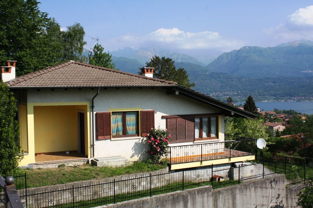 Villa indipendente immersa nel verde con terreno circostante, in zona panoramica, soleggiata e tranquilla, con stupenda vista lago ed Isole Baveno