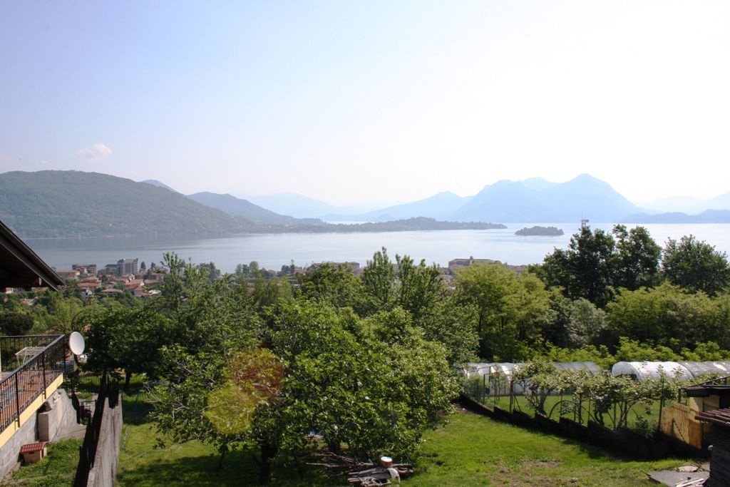 Villa indipendente immersa nel verde con terreno circostante, in zona panoramica, soleggiata e tranquilla, con stupenda vista lago ed Isole Baveno