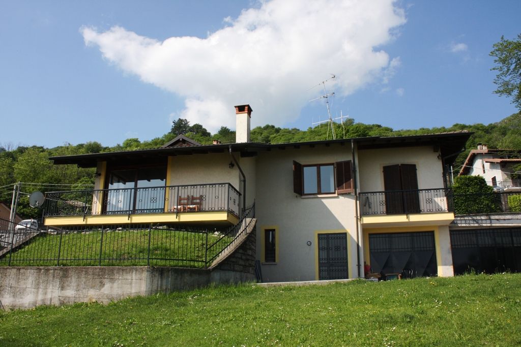 Villa indipendente immersa nel verde con terreno circostante, in zona panoramica, soleggiata e tranquilla, con stupenda vista lago ed Isole Baveno