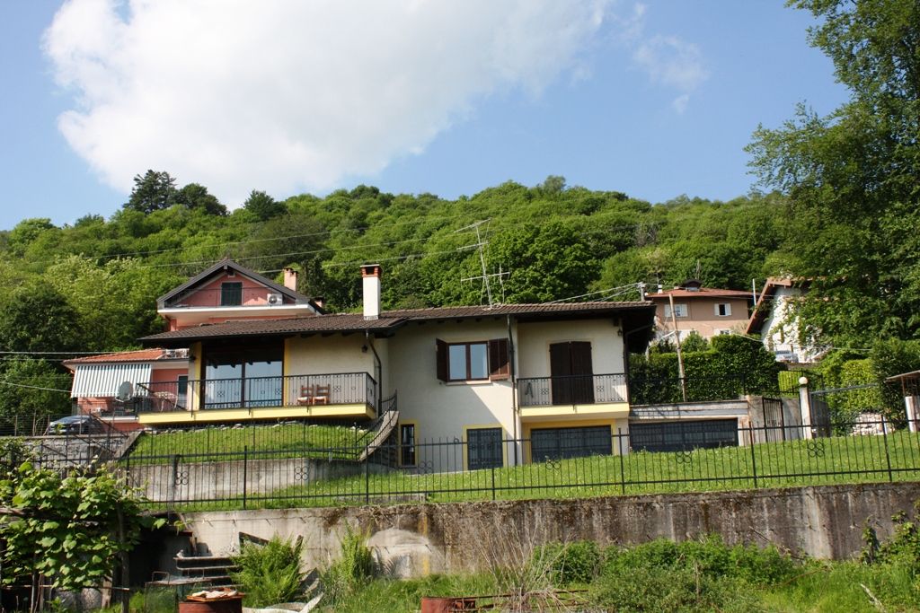 Villa indipendente immersa nel verde con terreno circostante, in zona panoramica, soleggiata e tranquilla, con stupenda vista lago ed Isole Baveno