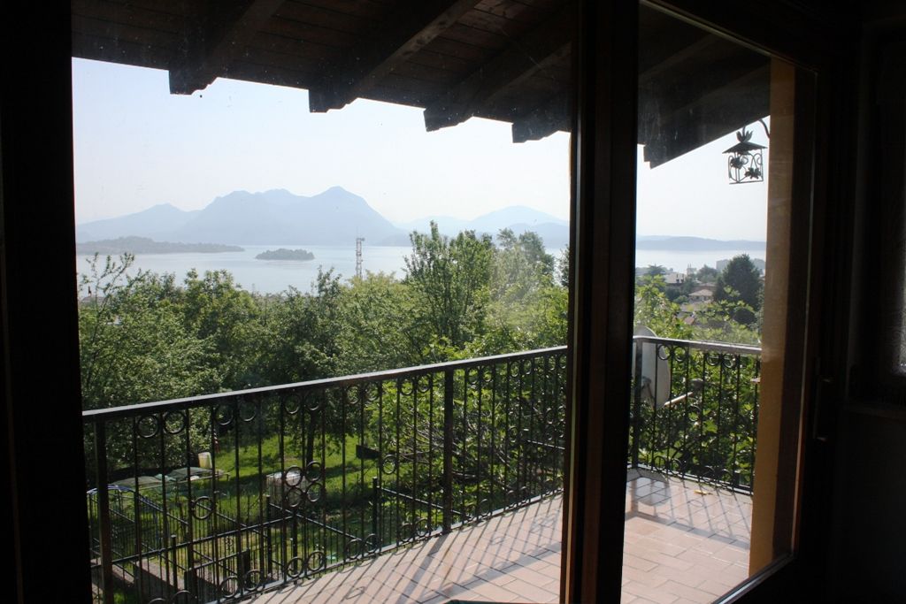 Villa indipendente immersa nel verde con terreno circostante, in zona panoramica, soleggiata e tranquilla, con stupenda vista lago ed Isole Baveno