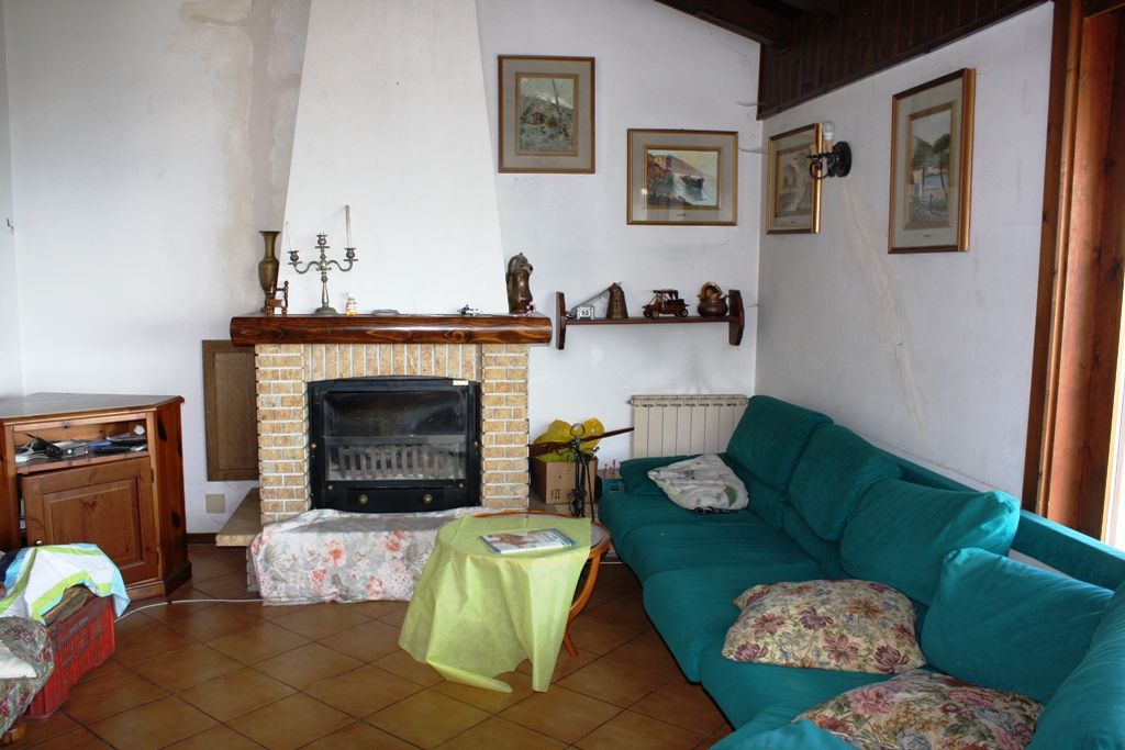 Villa indipendente immersa nel verde con terreno circostante, in zona panoramica, soleggiata e tranquilla, con stupenda vista lago ed Isole Baveno